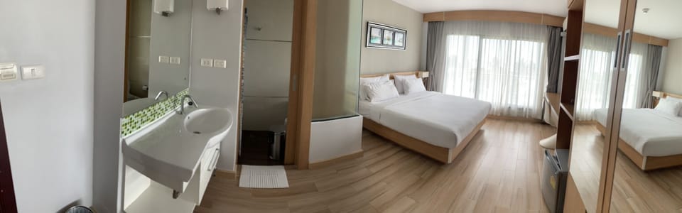 Deluxe Sea View | In-room safe, blackout drapes, free WiFi
