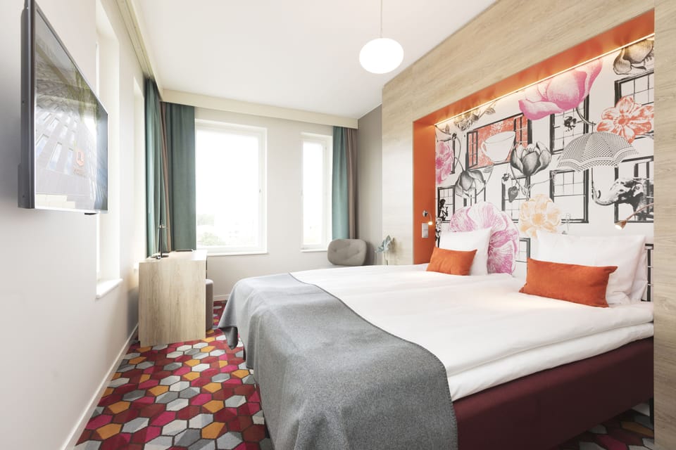 Stylish Twin Room | In-room safe, desk, blackout drapes, free cribs/infant beds