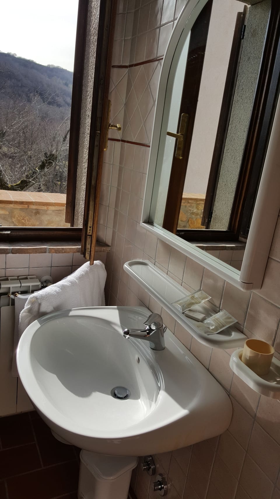 Classic Triple Room, Mountain View | Bathroom | Shower, free toiletries, hair dryer, bidet