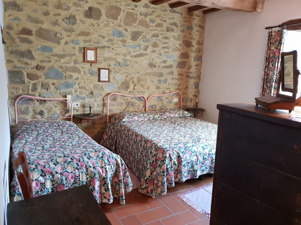 Classic Triple Room, Mountain View | Desk, free WiFi, bed sheets