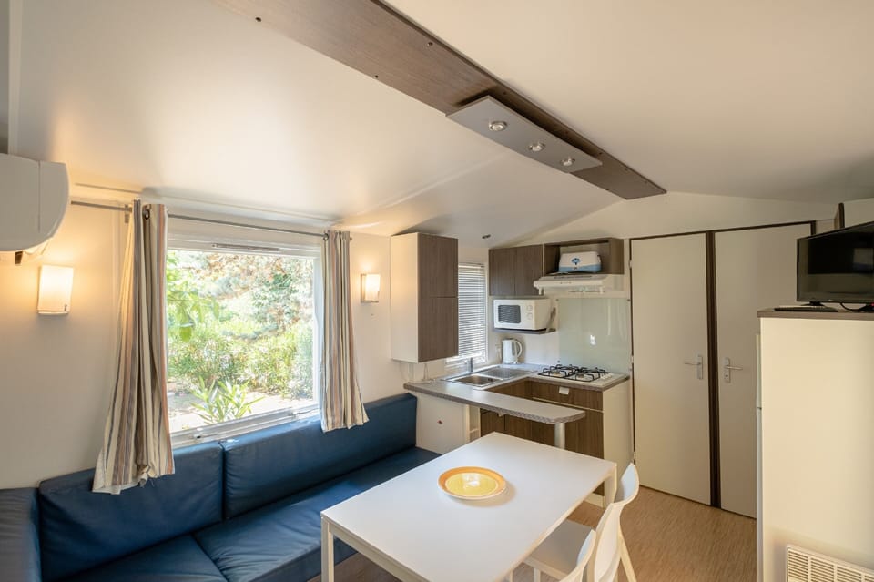 Family Mobile Home, 2 Bedrooms (famille 3m) | Living area | TV, table tennis