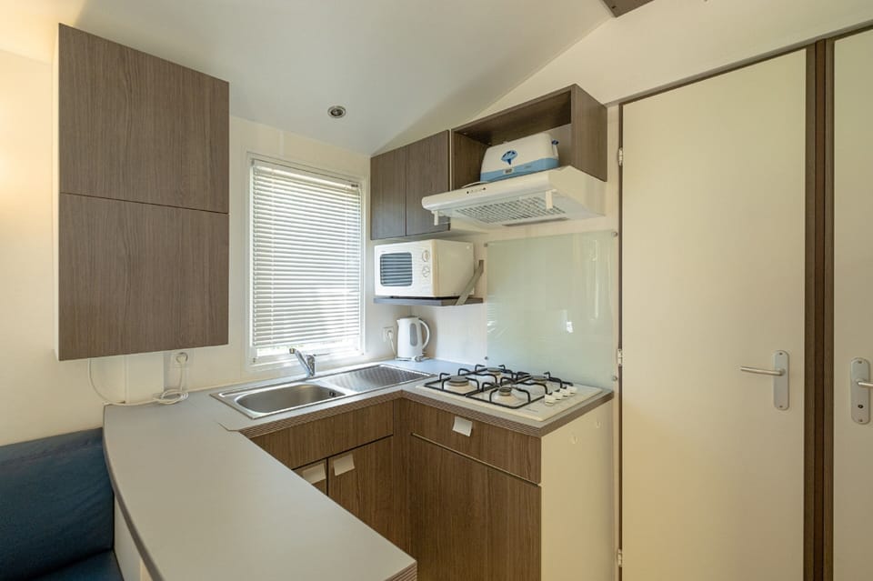 Family Mobile Home, 2 Bedrooms (famille 3m) | Private kitchen | Fridge, microwave, coffee/tea maker, electric kettle