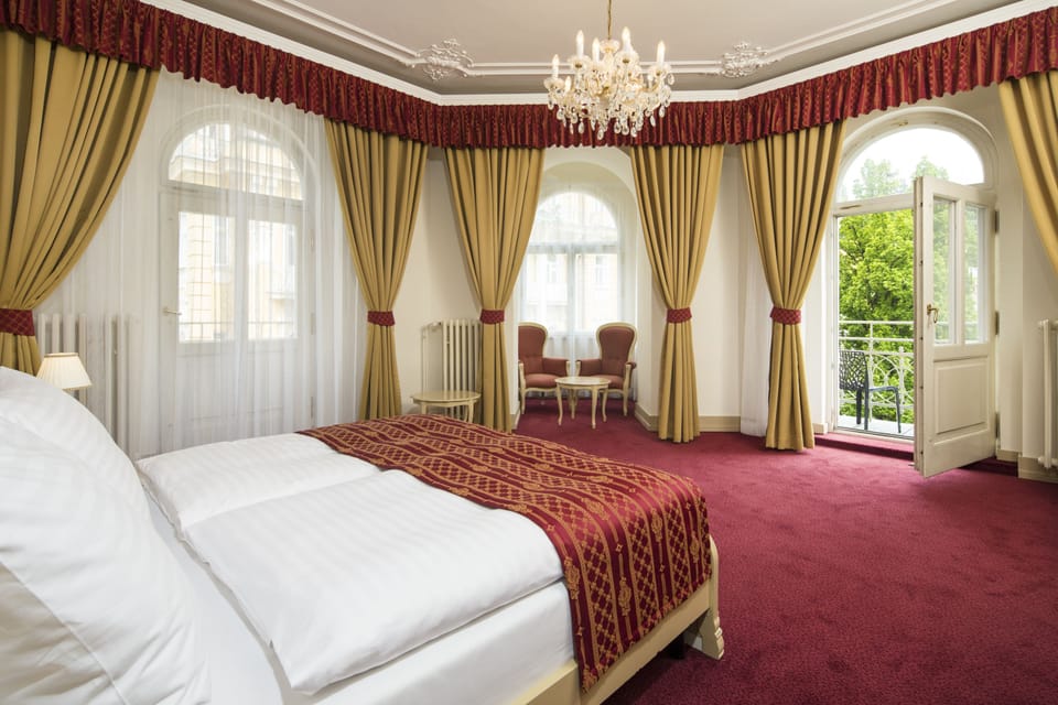 Hypo-allergenic bedding, minibar, in-room safe, desk