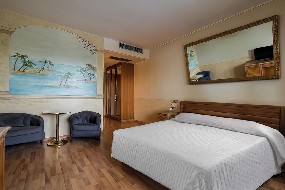 Classic Room | Minibar, in-room safe, desk, soundproofing