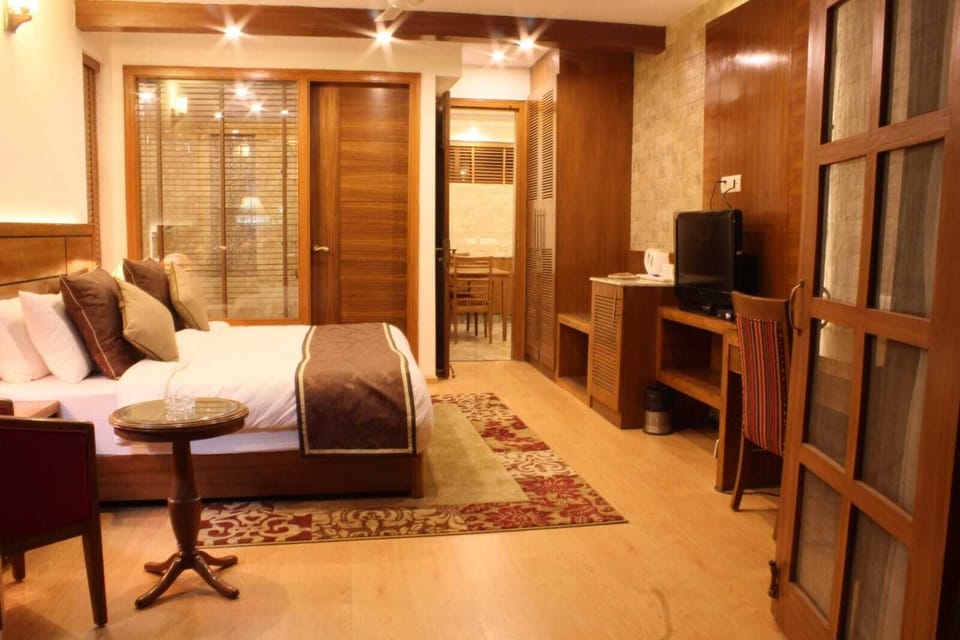 Luxury Suite, 1 King Bed | Premium bedding, down comforters, memory foam beds, minibar