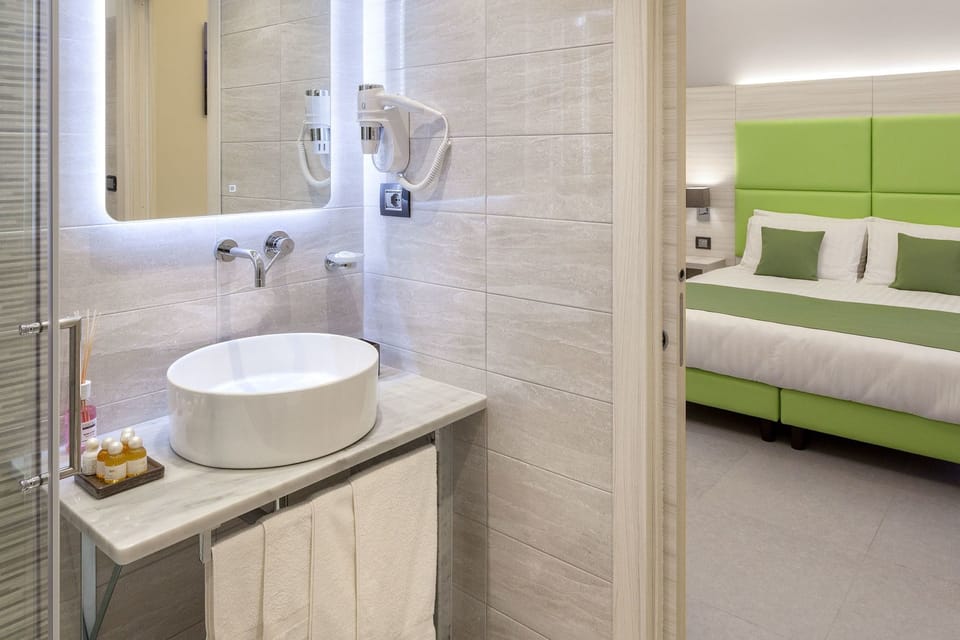 Double Room (no. 55) | Bathroom | Shower, free toiletries, hair dryer, bidet