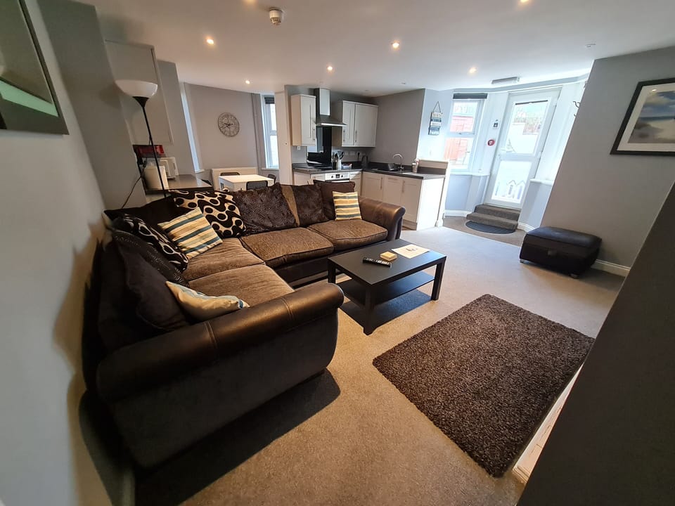 Apartment, 2 Bedrooms | Blackout drapes, bed sheets