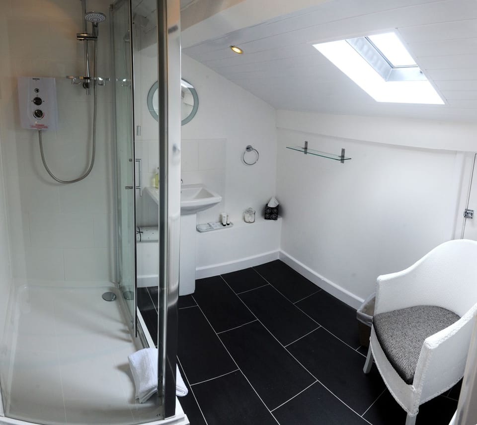 Egyptian cotton sheets, desk, free WiFi, bed sheets