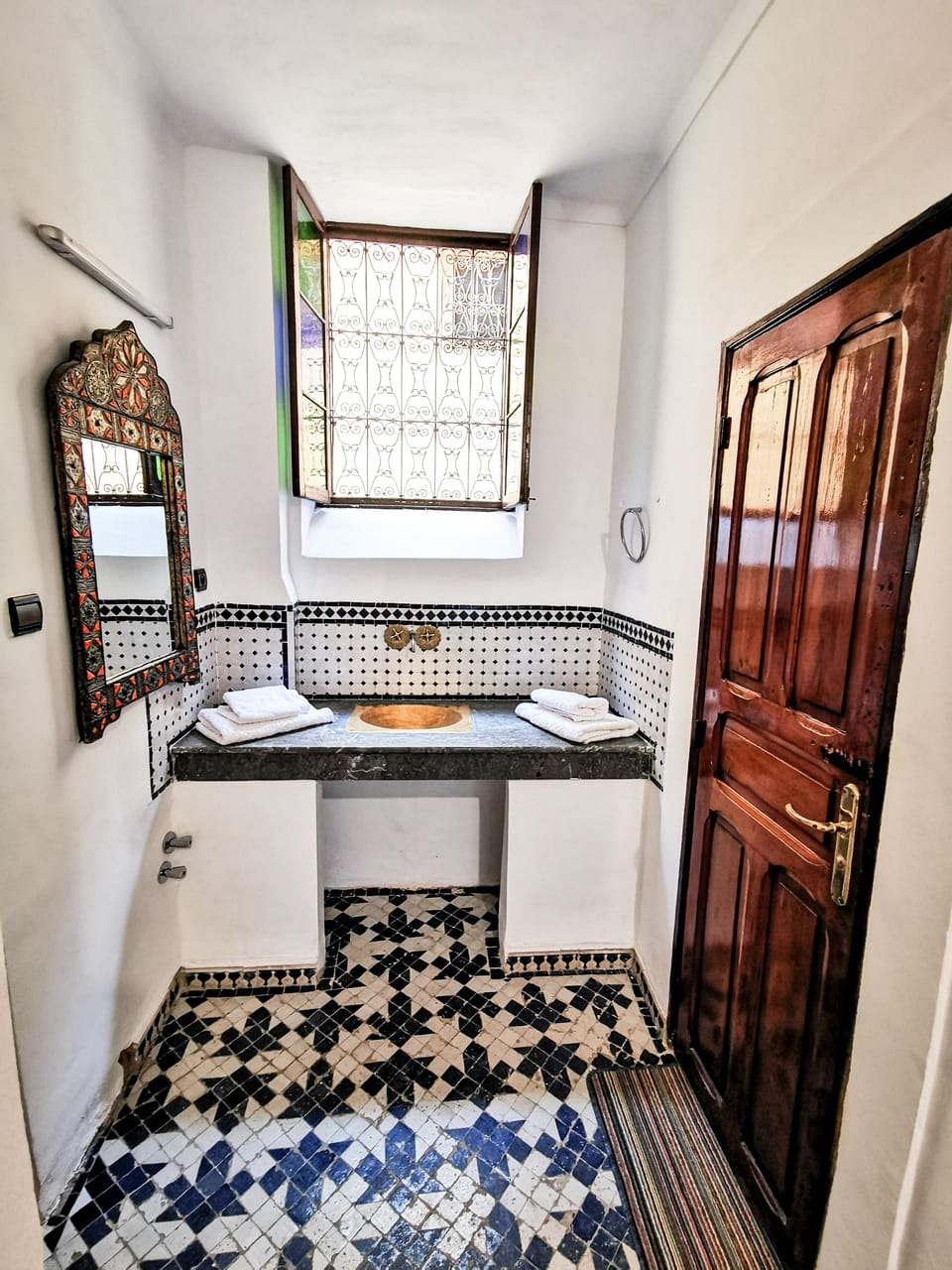 Room (Casablanca) | Desk, soundproofing, iron/ironing board (on request), cribs (free)