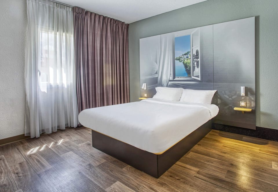 Standard Double Room, Mobility Accessible, Non Smoking | Desk, soundproofing, free WiFi, bed sheets