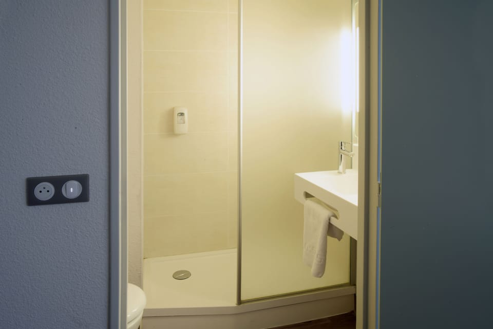 Shower, free toiletries, hair dryer, towels