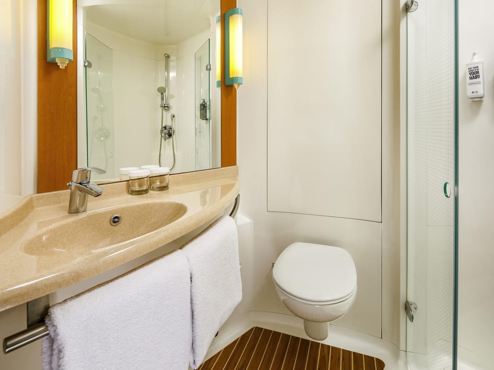 Hypo-allergenic bedding, in-room safe, desk, soundproofing