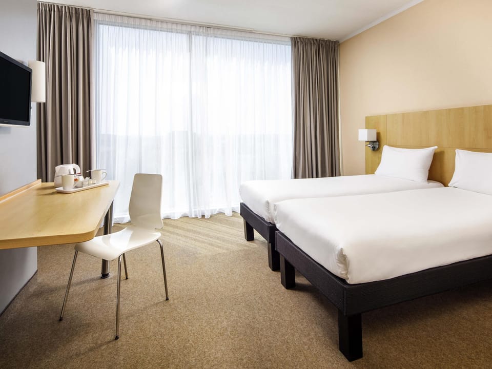 Room, 2 Twin Beds, Accessible | Hypo-allergenic bedding, in-room safe, desk, soundproofing