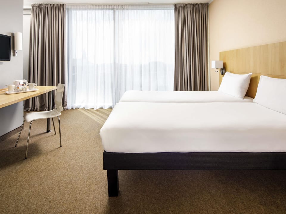 Room, 2 Twin Beds, Accessible | Hypo-allergenic bedding, in-room safe, desk, soundproofing