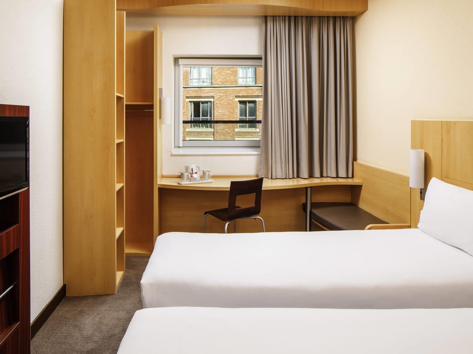 Twin Room, 2 Twin Beds | Hypo-allergenic bedding, in-room safe, desk, soundproofing