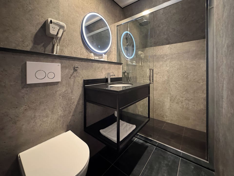 Comfort Triple Room | Bathroom | Hair dryer, soap, shampoo, toilet paper