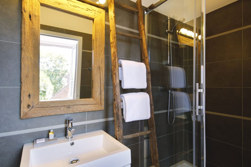 Double Room (White) | Bathroom | Shower, free toiletries, hair dryer, towels