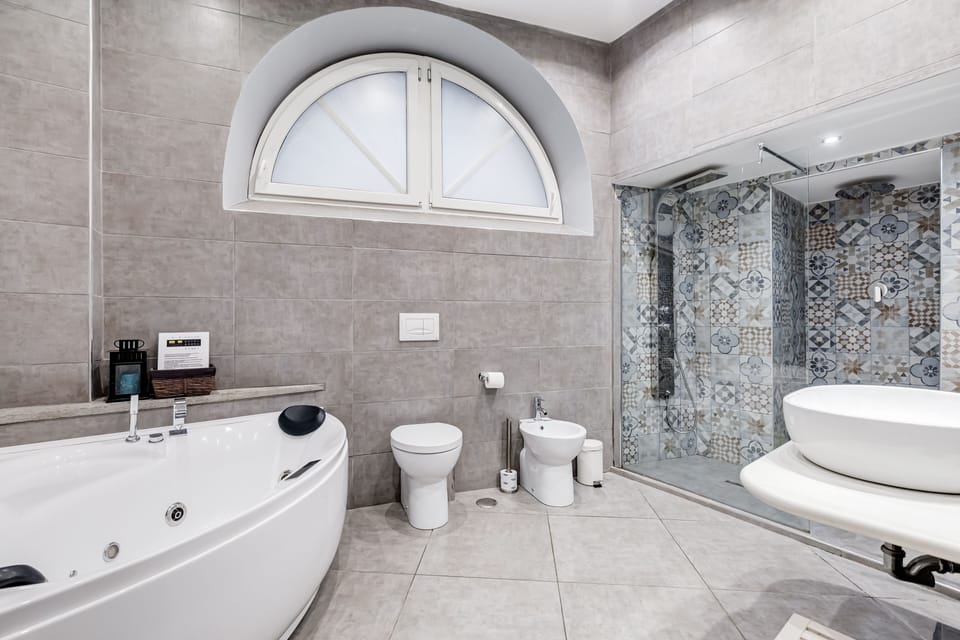 Shower, rainfall showerhead, free toiletries, hair dryer