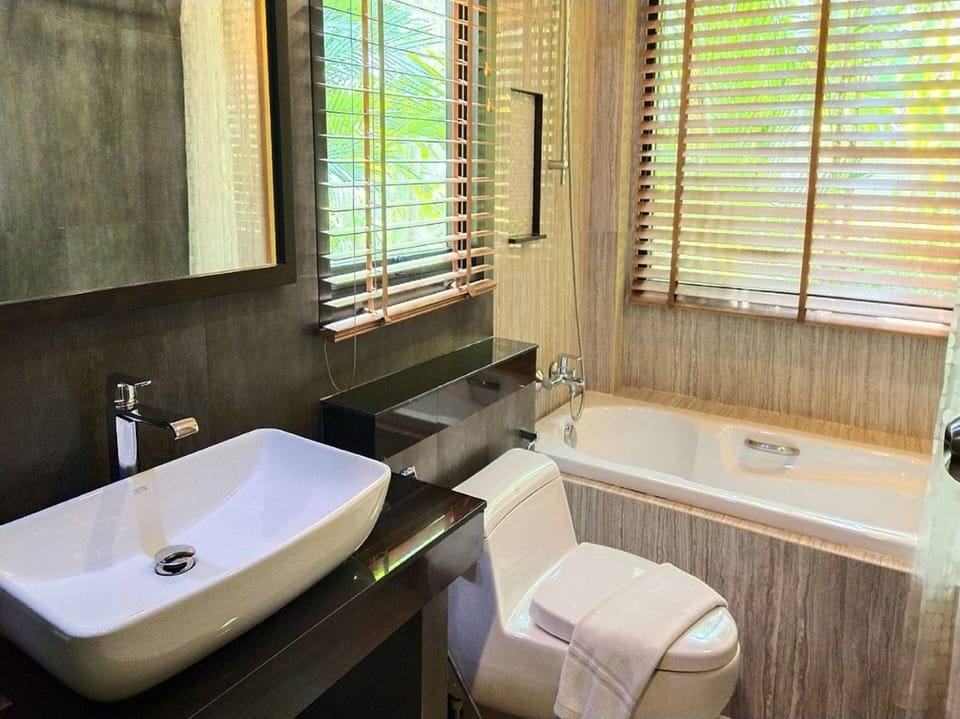 King Room Villa with Bathtub | Bathroom | Free toiletries, hair dryer, towels