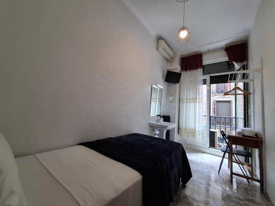 Economy Single Room, Shared Bathroom | Desk, free WiFi, bed sheets