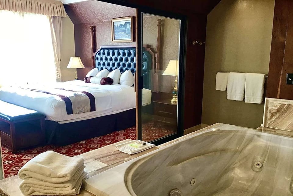 Honeymoon Suite, 1 King Bed, Non Smoking | Desk, iron/ironing board (on request), bed sheets