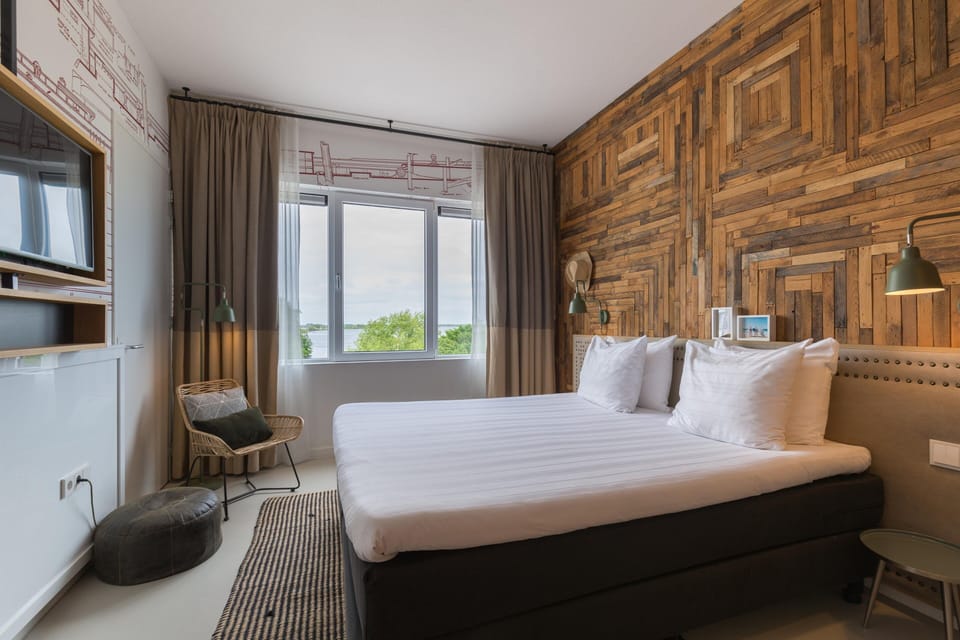 Deluxe Room, 1 Double Bed | Minibar, in-room safe, desk, iron/ironing board