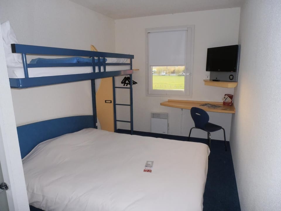 Desk, soundproofing, free cribs/infant beds, free WiFi