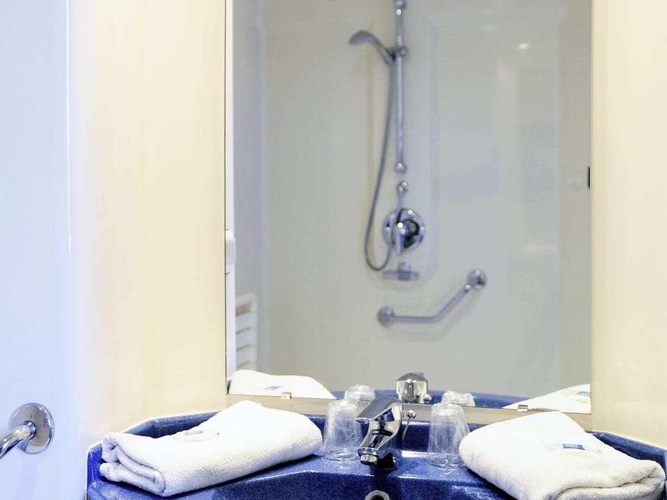 Triple Room, Multiple Beds | Desk, soundproofing, free cribs/infant beds, free WiFi