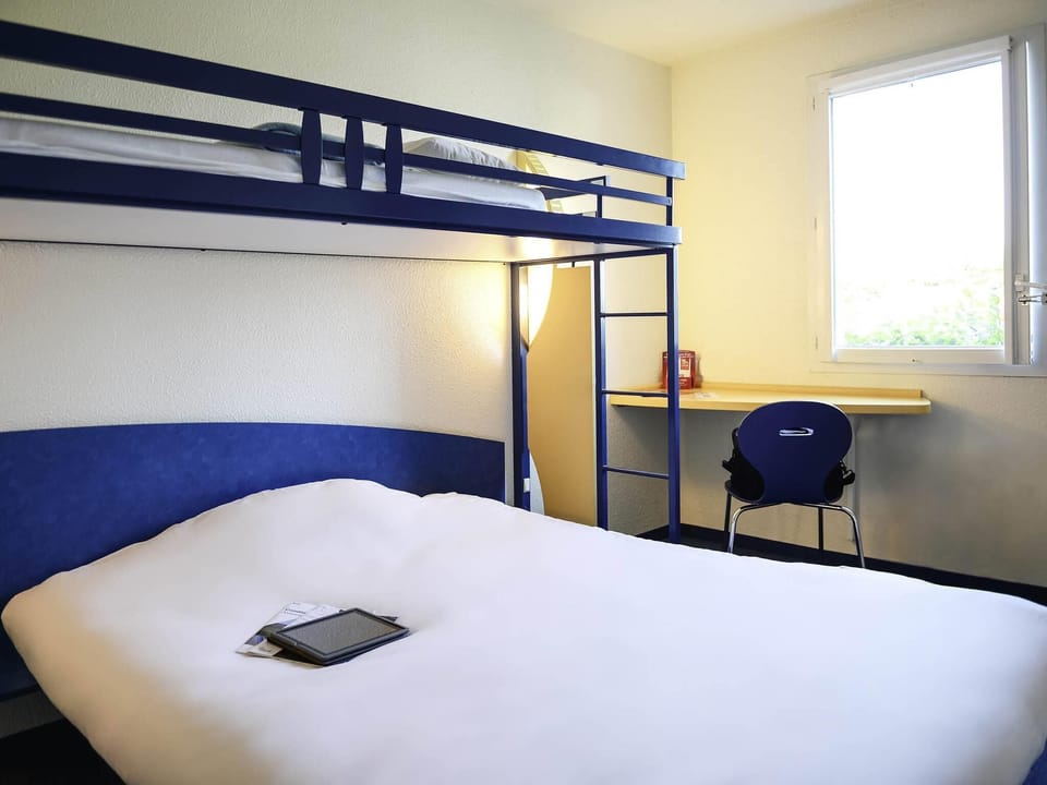 Triple Room, Multiple Beds | Desk, soundproofing, free cribs/infant beds, free WiFi