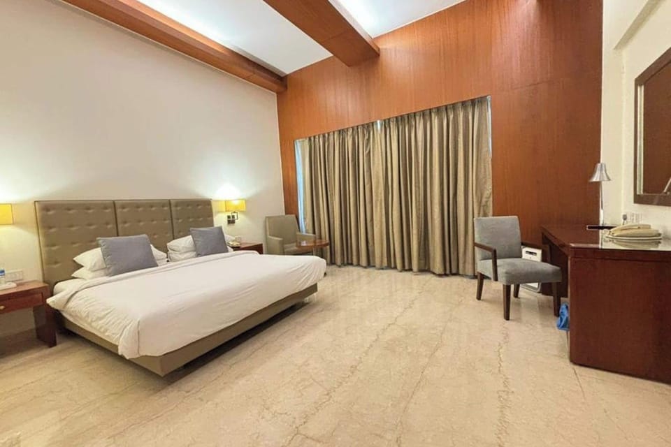 Club Room | In-room safe, desk, laptop workspace, iron/ironing board