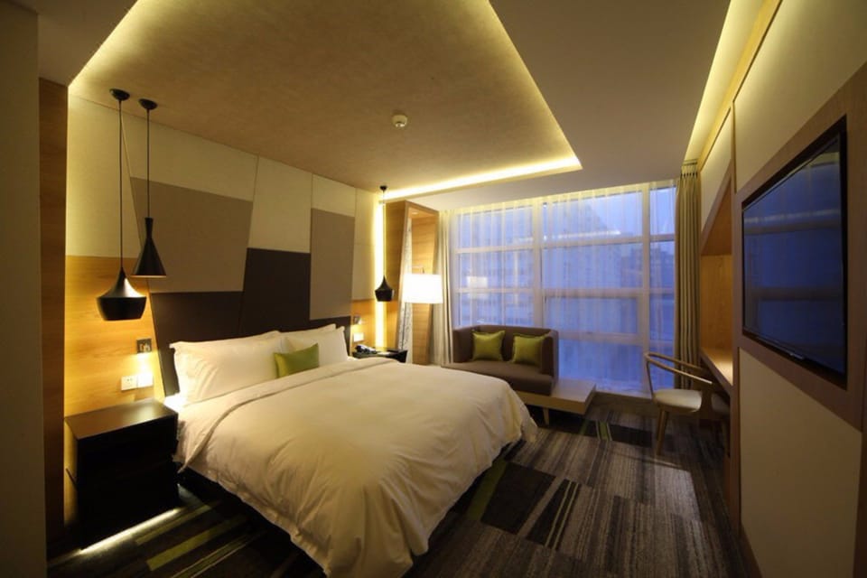 Bamboo Comfort Room  | Minibar, in-room safe, desk, blackout drapes