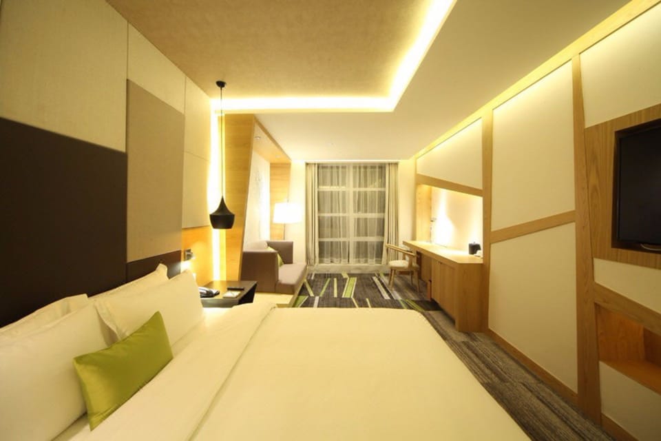 Bamboo Deluxe Room  | Minibar, in-room safe, desk, blackout drapes