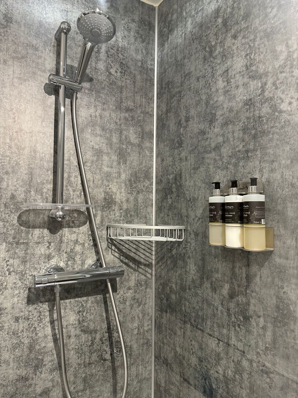 Deluxe Double or Twin Room, Ensuite (Room 08) | Bathroom | Hair dryer, towels