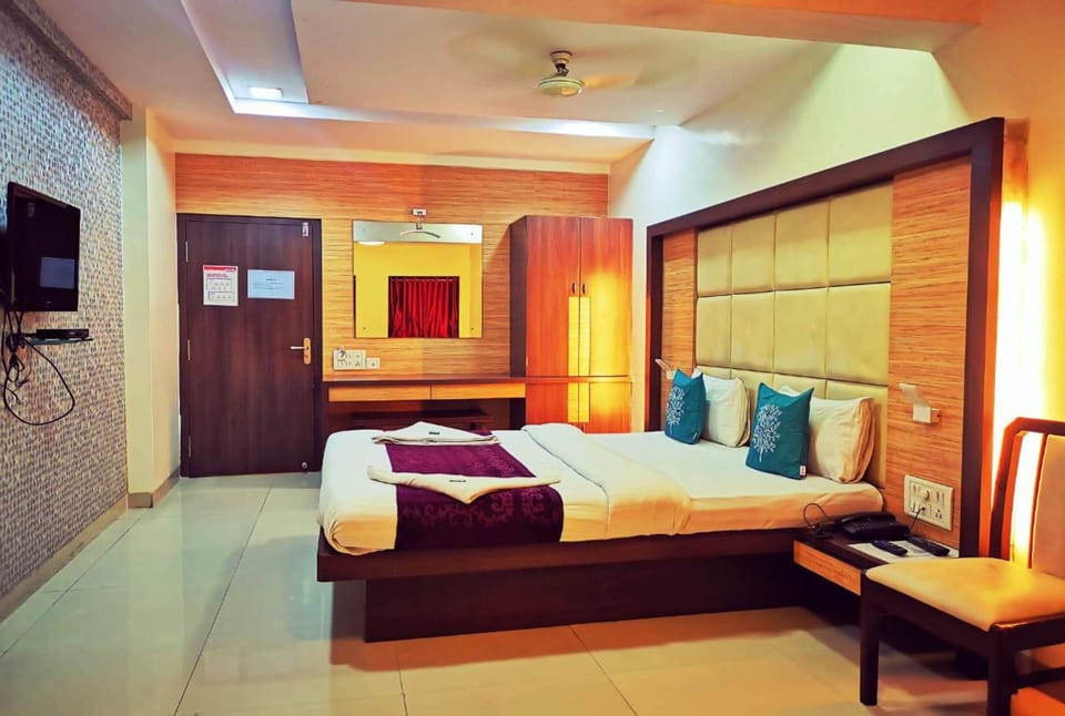 Suite | In-room safe, desk, blackout drapes, soundproofing