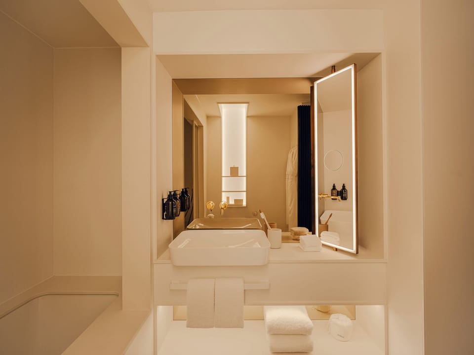Junior Suite | Egyptian cotton sheets, premium bedding, minibar, in-room safe