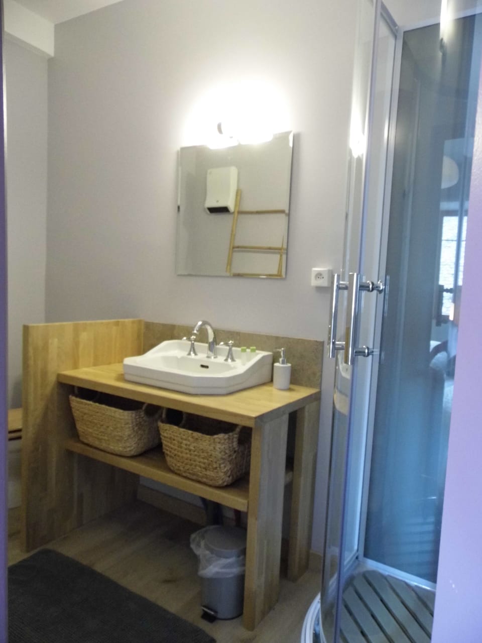 Quadruple Room | Bathroom sink