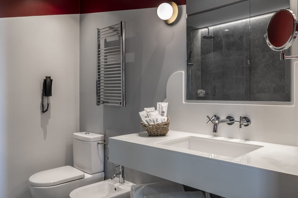 Rainfall showerhead, free toiletries, hair dryer, towels