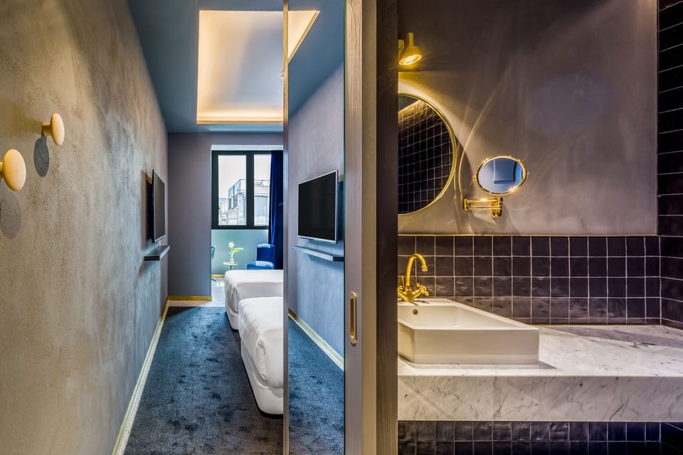 Deluxe Double or Twin Room | Minibar, in-room safe, blackout drapes, soundproofing