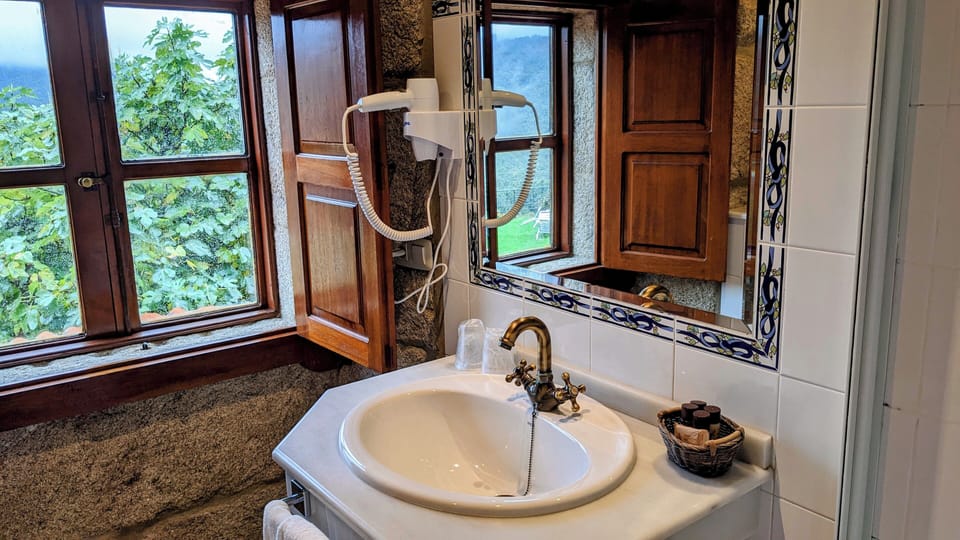 Superior Double Room, Balcony, Valley View | Bathroom | Combined shower/tub, free toiletries, hair dryer, towels