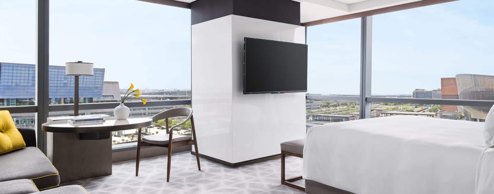 Club Executive Premier King | Down comforters, minibar, in-room safe, individually decorated
