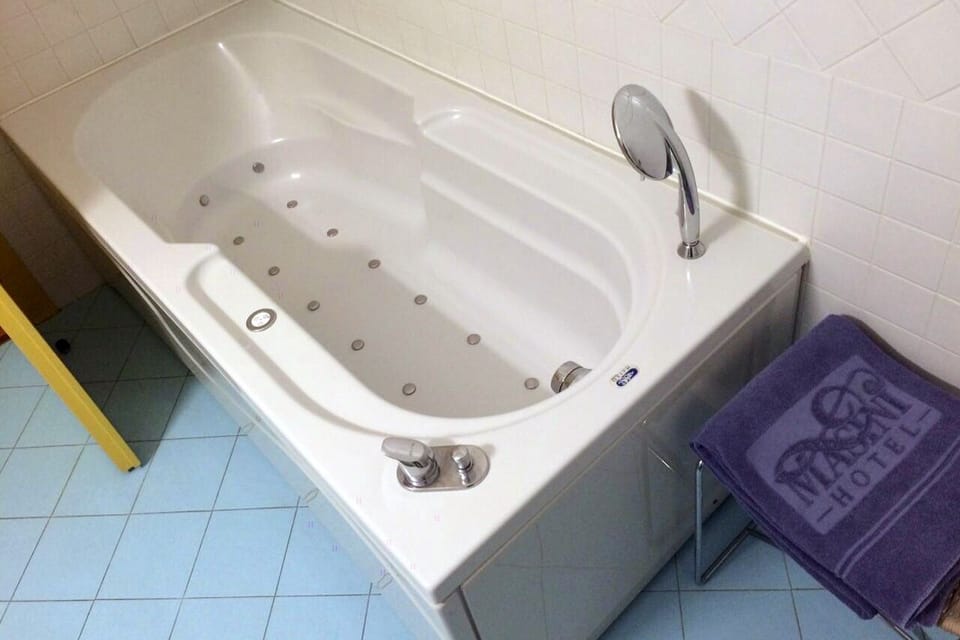 Junior Suite, 1 Bedroom, Hot Tub, City View | Bathroom | Free toiletries, hair dryer, bidet, towels
