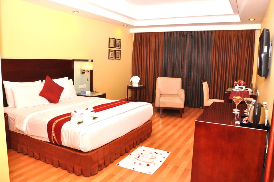 Deluxe King Room | Egyptian cotton sheets, premium bedding, minibar, in-room safe