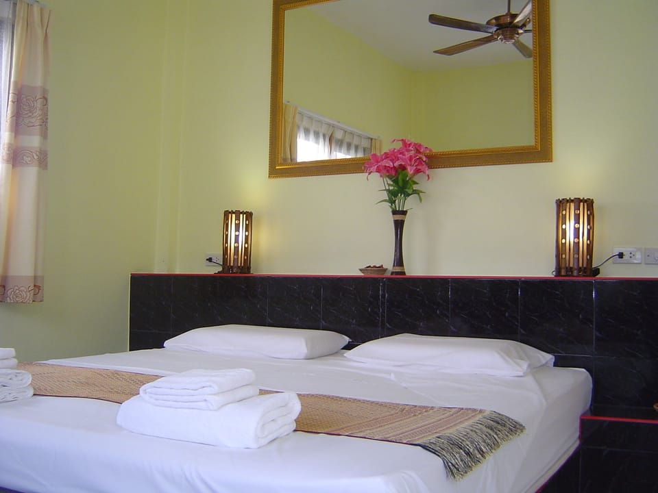 Bungalow Double Bedroom | Minibar, laptop workspace, soundproofing, bed sheets