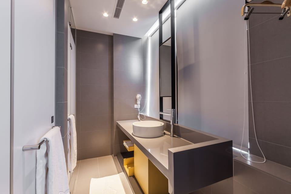 Superior Double Room, City View | Bathroom | Shower, hair dryer, slippers, towels