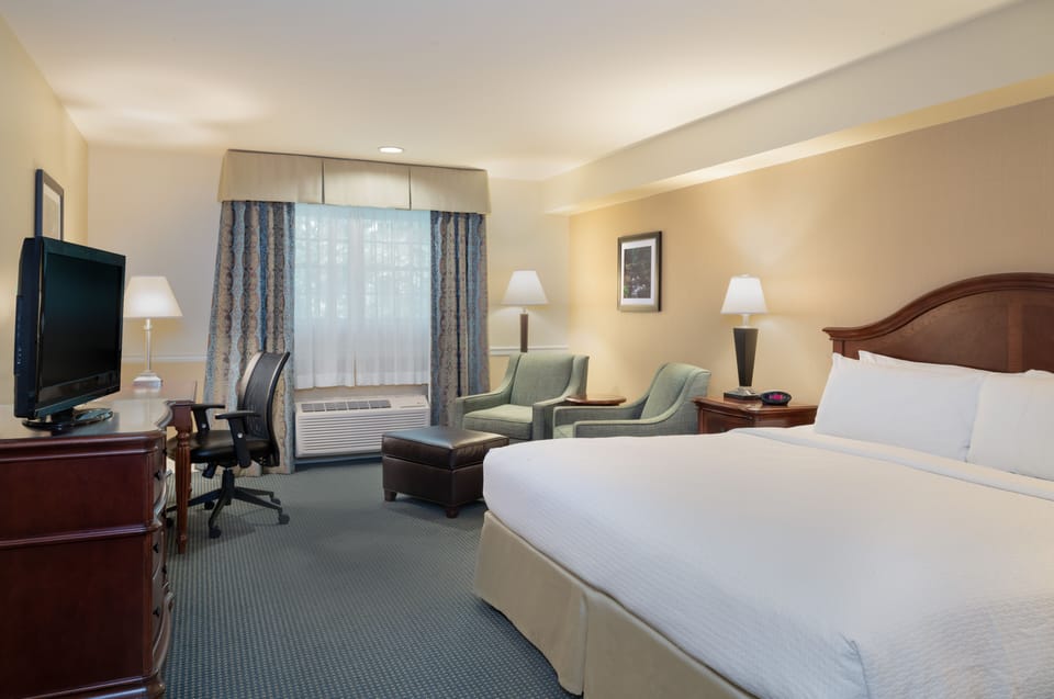 Standard Room, 1 King Bed, Non Smoking | Premium bedding, desk, iron/ironing board, free cribs/infant beds