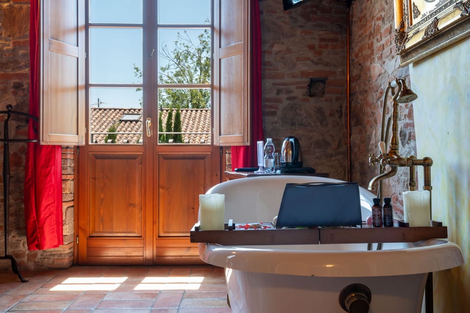 Junior Studio Suite | Minibar, free WiFi, bed sheets