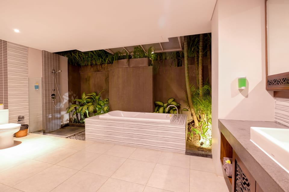 King Room with Pool View | Bathroom | Towels