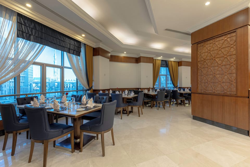 2 restaurants; breakfast, lunch, and dinner served