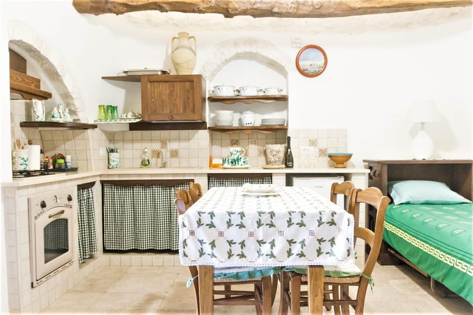 Family Room (Il fico) | Private kitchen | Full-size fridge, stovetop, espresso maker, coffee/tea maker