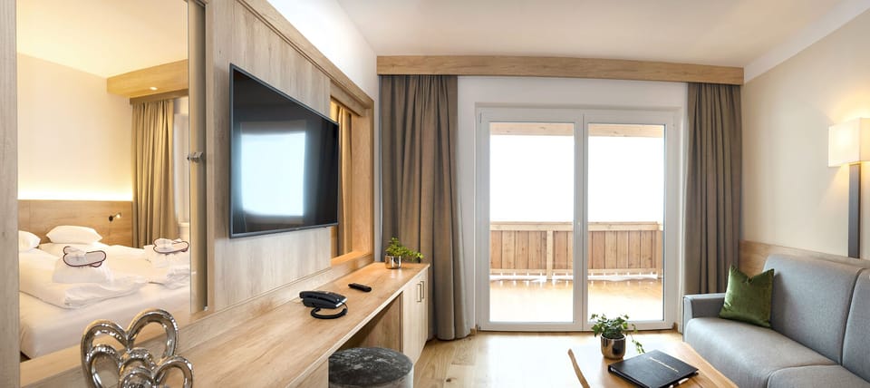 Apartment | Living room | Flat-screen TV